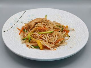 43.Spaghetti di riso con pollo uova e verdure