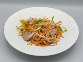 44.Spaghetti di riso con manzo uova e verdure