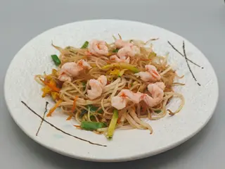 45.Spaghetti di riso con frutti di mare uova e verdure