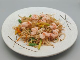 45.Spaghetti di riso con frutti di mare uova e verdure