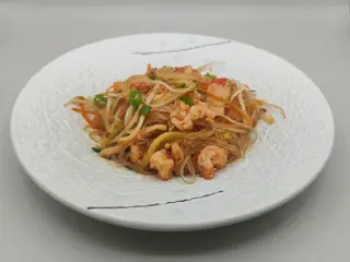49.spaghetti di soia con frutti di mare uova e verdure