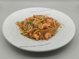 49.spaghetti di soia con frutti di mare uova e verdure