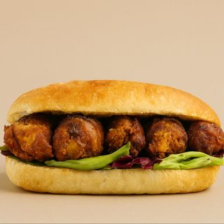 Puccia con bombette, rucola grana e pomodorini 