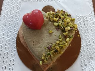 Cremoso pistacchio e nocciola a forma di cuore  vegana