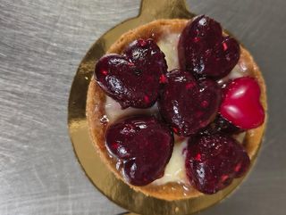 Crostatina crema con cuori ai frutti di bosco