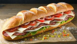 Panino con salsiccia e contorno