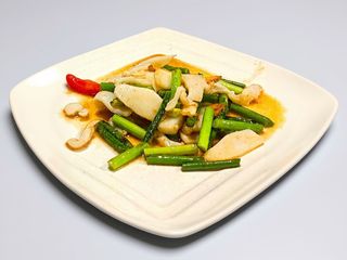 Seppie saltate con germogli di aglio