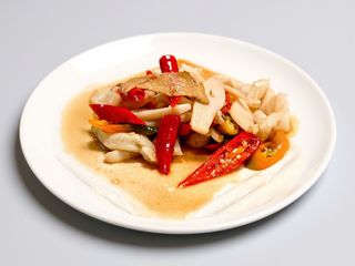 Seppie saltate con peperoncini