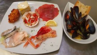 Antipasto misto di pesce con crudità
