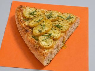 Focaccia con patate, provola,'nduja e salsa di rucola