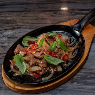 66. Vitello con cipolla in salsa tailandese alla piastra