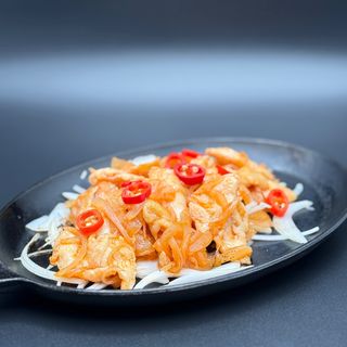 72. pollo con cipolla in salsa tailandese alla piastra