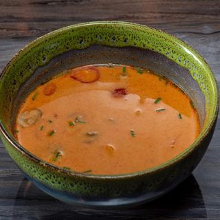 01. Zuppa di gamberi in latte di cocco, verdura ed erba di limone