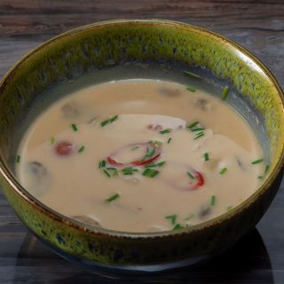 03 Zuppa di pollo in latte di cocco, verdura ed erba di limone
