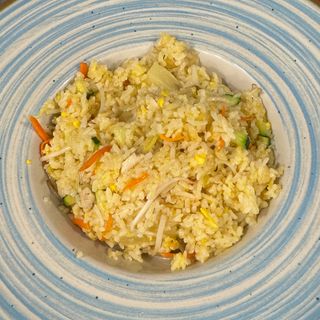 24 Riso saltato con pollo, ananas, verdura e uova