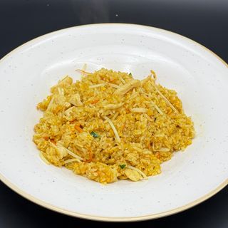 26 Riso saltato con pollo, verdura, curry e uova