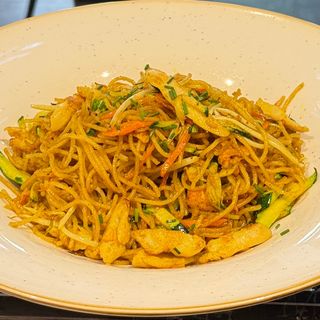 28 Spaghetti saltati con pollo, verdura, curry e uova