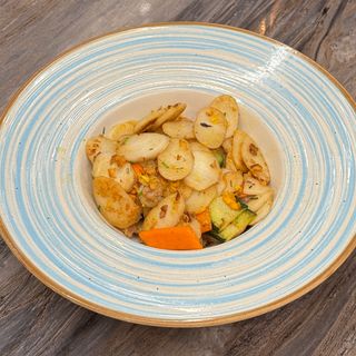 35 A Gnocchi di riso saltati con gamberi, verdura uova