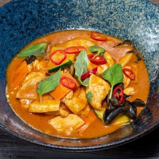 96. Tofu in latte di cocco con verdura e curry rosso tailandese