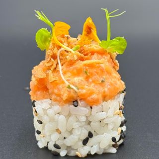 765. Uramaki Spicy Salmon Roll - 8 pezzi