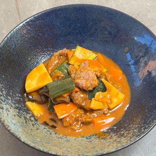 48. Vitello con verdura in salsa piccante