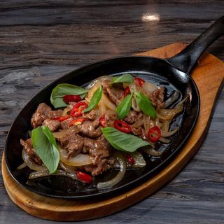 66. Vitello con cipolla in salsa tailandese alla piastra