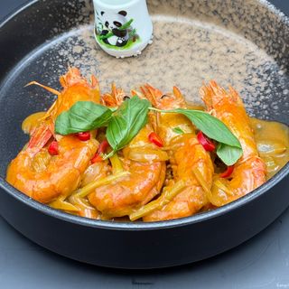 55 Gamberoni in latte di cocco con curry rosso tailandese