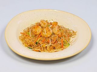 32 Spaghetti di riso saltati con gamberi, verdura e uova