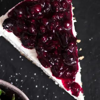 Cheesecake con amarene Fabbri e granella di nocciole