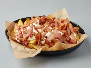 Spicchi di patate con buccia, fonduta e guanciale