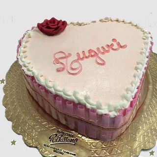 Torta Cuore di Mamma con panna e fragoline di bosco