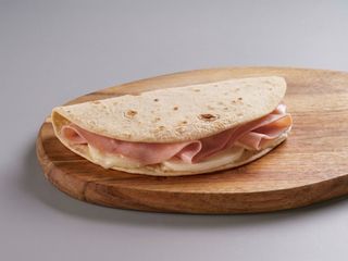 Piadina con prosciutto cotto e mozzarella