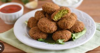 Piatto Falafel con verdure e salse