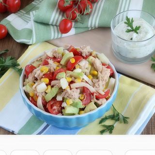 Insalata mista con tonno e olio extravergine di oliva