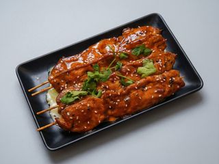 F 2 . Spiedini di pollo satay – Chicken Satay skewe r