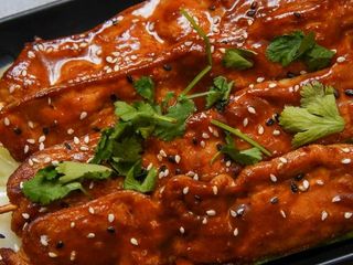 F 2 . Spiedini di pollo satay – Chicken Satay skewe r