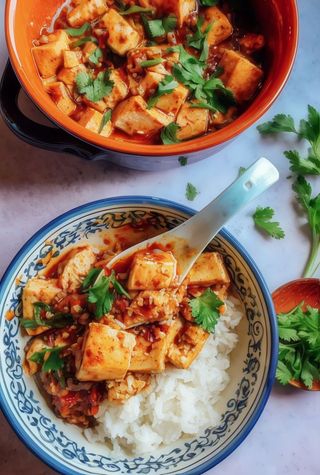 Tofu in salsa piccante cinese con maiale e macinato e cipolle