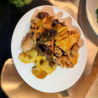 Manzo con bambù e funghi cinesi