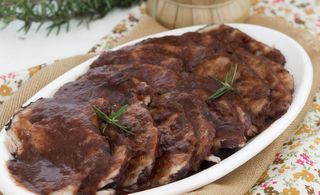 Brasato di maiale a fette con verdure