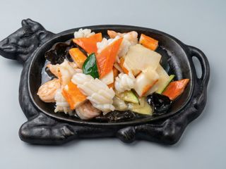 Frutto di mare stufato con verdure alla piastra