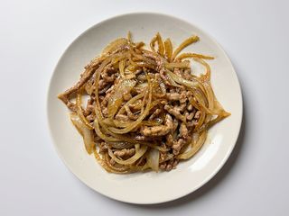 Manzo saltato con cipolle