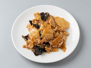 Maiale con bambù e funghi cinesi