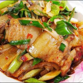 Brasato di maiale a fette con verdure