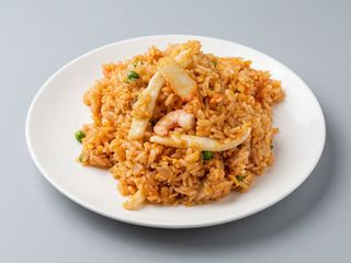 Riso saltato con pomodoro e frutti di mare