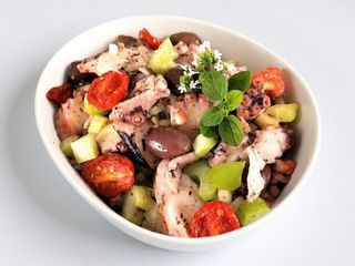 Insalatona lattuga, polpo, rucola,finocchi,olive verdi