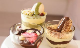 Bicchiere in vetro della bormioli al tiramisù e pistacchio 