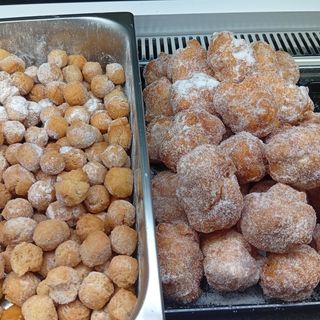 Dolcetti di carnevale con lo zucchero