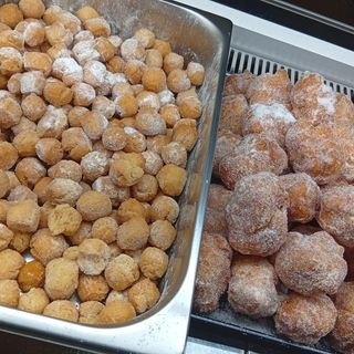 Dolcini di carnevale con zucchero