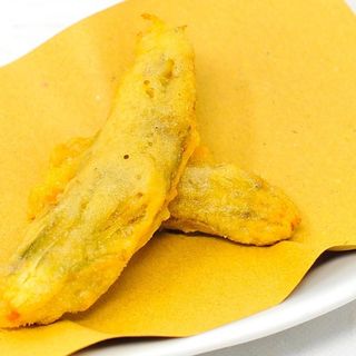 Fiore di zucca con mozzarella e alici