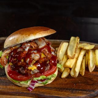 BBQ bacon cheeseburger + patate fritte